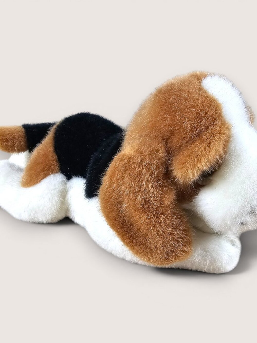 Russ Berrie Buckets Beagle Dog Beanbag Plush Tri Color Realistic Lying Down 10"
